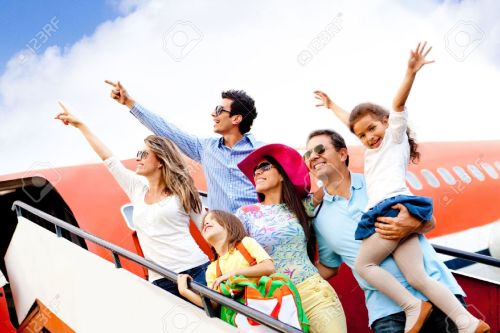 12824620-feliz-grupo-de-personas-que-viajan-en-avi-n-en-sus-vacaciones-foto-de-archivo